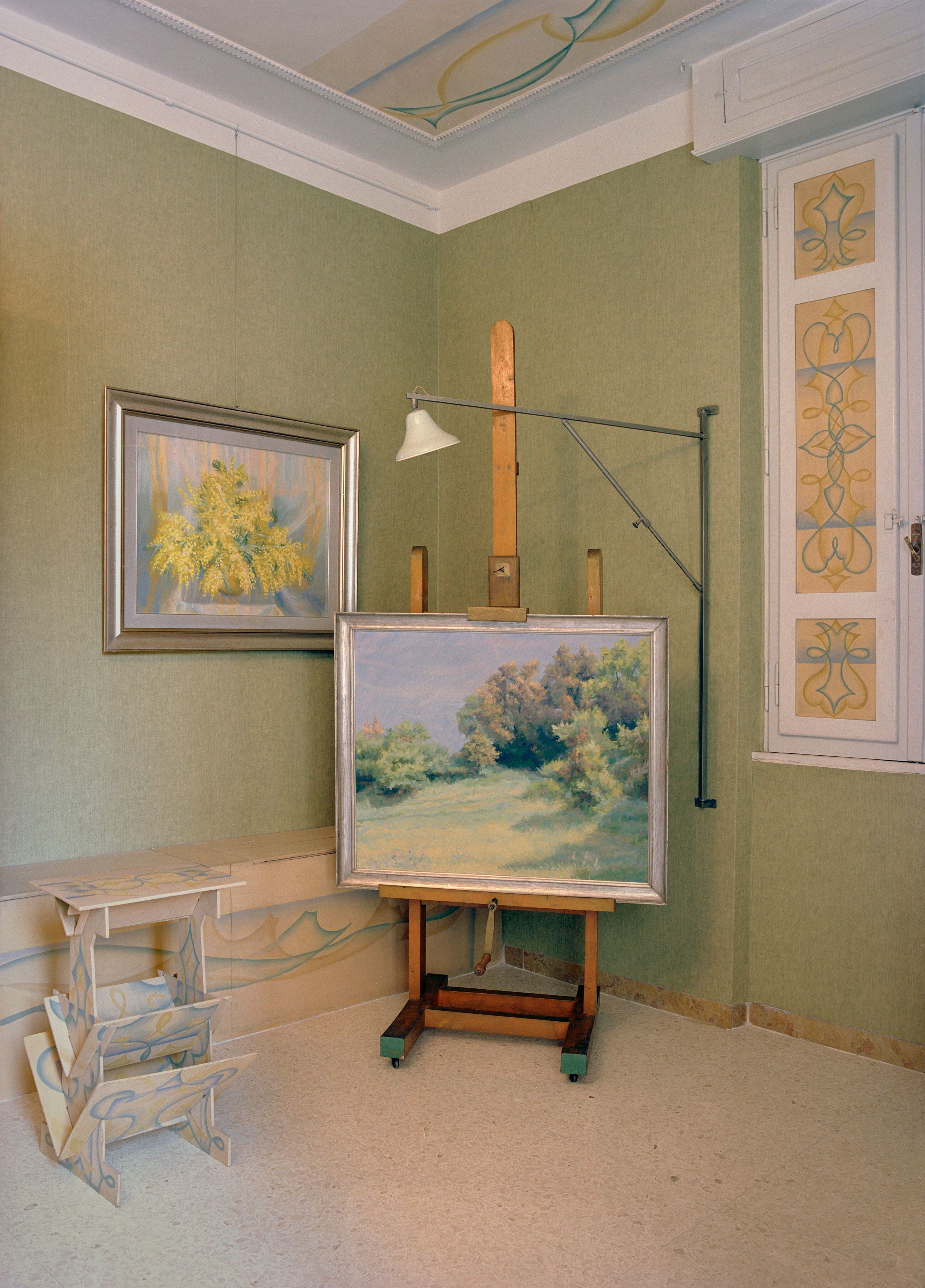 Una de las habitaciones de sus hijas con cuadros pintados por ellas.