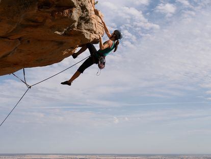 Mujer escalando