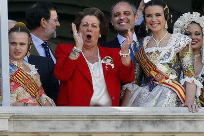 Mariano Rajoy, Rita Barberá y Francisco Camps, rodeados por falleras ayer en el balcón del Ayuntamiento valenciano.