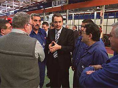 Zapatero, con trabajadores de Iveco-Pegaso durante su visita ayer a la fábrica en Madrid.