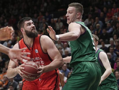 Dubljevic ante Omic, en el partido de Liga del s&aacute;bado