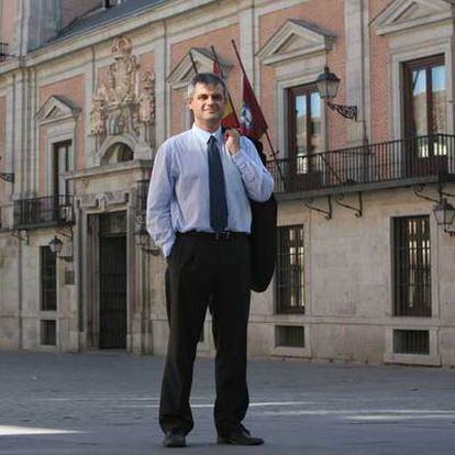 David Lucas posa ayer junto al Ayuntamiento de Madrid, en la plaza de la Villa.