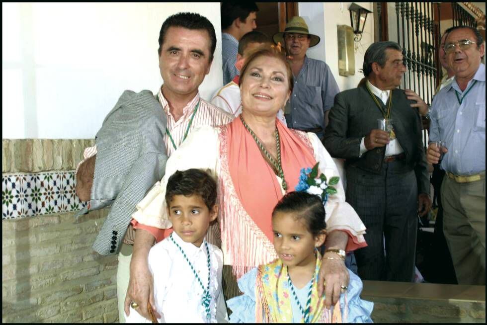 Ortega Cano y Rocío Jurado, junto José Fernando y Gloria Camila, en la Romería de El Rocío, en 2002.