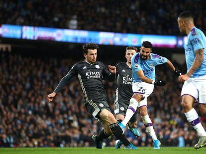 Mahrez dispara ante el Leicester.