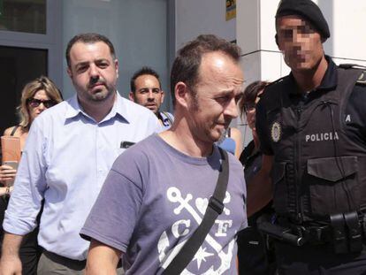 El padre de los dos hijos de Juana Rivas, en el centro, el pasado miércoles en Granada. PEPE TORRES EFE