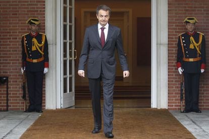 El presidente del Gobierno, José Luis Rodríguez Zapatero, ayer en la puerta del palacio de la Moncloa.