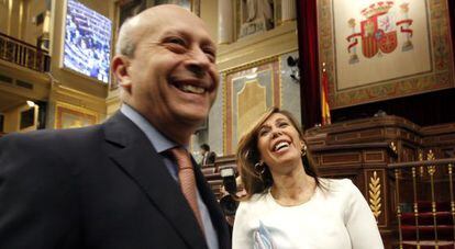 El ministro de Educación, José Ignacio Wert, y la presidenta del PP catalán, Alicia Sánchez-Camacho, poco antes de reunirse en el Congreso.