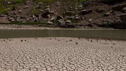 Grietas en las orillas del pantano de Rialb, en Lleida, a consecuencia de la sequía.