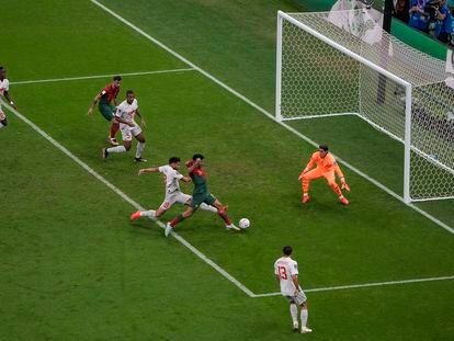 Gonçalo Ramos remata en la jugada de su segundo gol durante el Portugal - Suiza en el estadio Lusail, en Qatar.