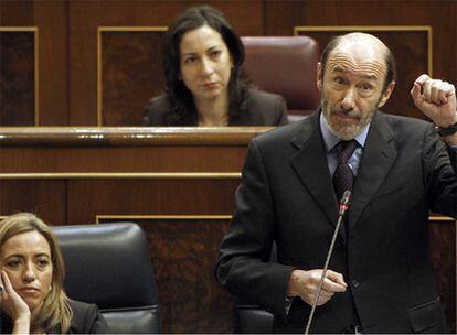 Rubalcaba, junto a la ministra Chacón, en el hemiciclo.