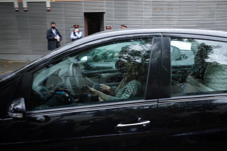 La expareja de Mainat, Angela Dobrowolski, abandona el domicilio que compartía con él tras ser desahuciada, el 4 de noviembre.
