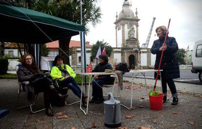 Acampada de protesta de las trabajadoras de la contrata de limpieza del Arsenal militar de Ferrol. /