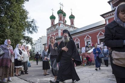 Un p&aacute;rroco ortodoxo ruso, rodeado de fieles durante el d&iacute;a de San Pedro en Mosc&uacute;, el martes pasado.