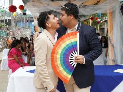 Adrián Rojas (i) y Luis Fernando Vargas (d) contraen matrimonio civil el 15 de mayo 2023, en el municipio Estancia de Morelos, Oaxaca (México).