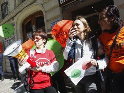 Protesta de Afectados por la Hipoteca frente a la casa de Esteban González Pons, en Valencia, el pasado miércoles.