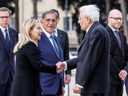 El presidente de Italia, Sergio Mattarella, saluda a Giorgia Meloni, en la celebración del 25 de abril.