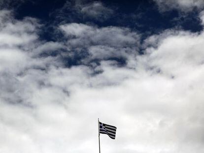 Una bandera griega sobre el Parlamento en Atenas.