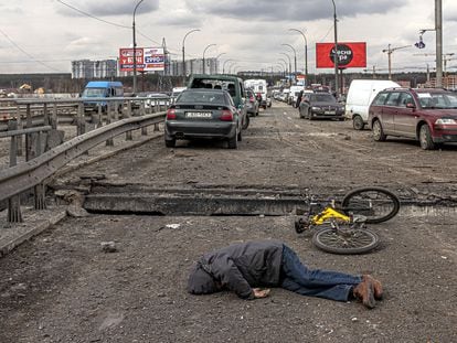 El cuerpo de un hombre en un puente destruido en Irpin, al noroeste de Kiev, el lunes.