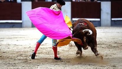 Cayetano Rivera, en su primer toro de la tarde.