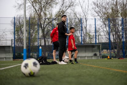 Uno de los jugadores más mayores del Racing Villaverde Ayuda a entrenar a los más pequeños.