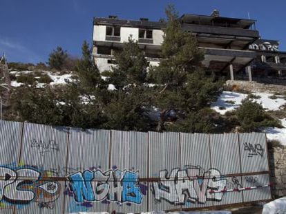 Vista de una de las residencias abandonadas en Navacerrada.
