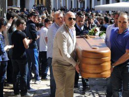 Funeral en Manzanares (Ciudad Real) de los dos ni&ntilde;os y su abuela asesinados el viernes. 