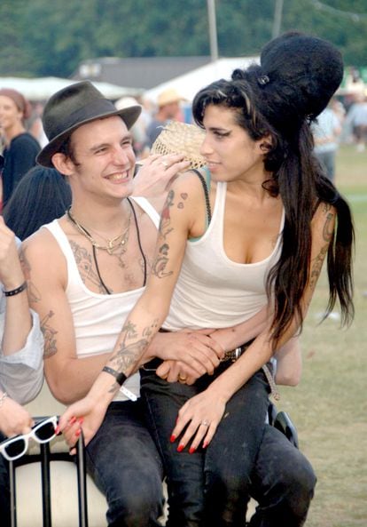Amy Winehouse con su marido, Blake Fielder-Civil, en el festival de Ia isla de Wight, en 2007. 