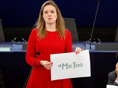 Miembros del grupo de Los Verdes/Alianza Libre Europea, con carteles con la etiqueta #Me too (en castellano Yo también), esta semana en el Parlamento Europeo.