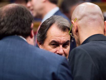 Artur Mas habla con Oriol Junqueras, el líder de Esquerra Republicana (a la izquierda, de espaldas), y con Raül Romeva, cabeza de lista de Junts pel Sí, ayer en el Parlamento de Cataluña.