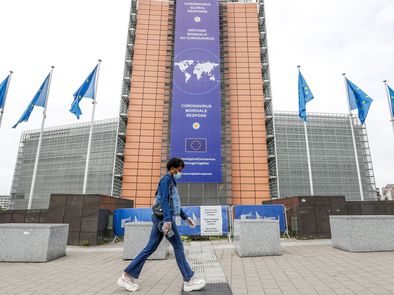 Una mujer camina frente a la sede de la Comisión Europea, este lunes.