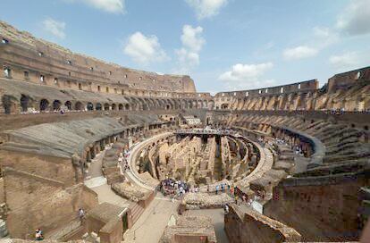 Visitantes en el Coliseo de Roma (Italia).