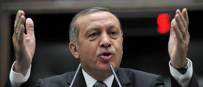 El primer ministro turco, Recep Tayyip Erdogan, se dirige a su partido, el AKP durante una reuni&oacute;n en Ankara el pasado noviembre. 