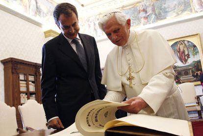 El papa Benedicto XVI charla con Zapatero, el pasado jueves, en el Vaticano.