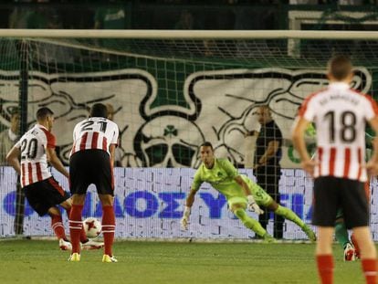 Aduriz transforma en penalti a lo Panenka ante el Panathinaikos .