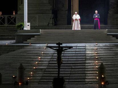 El Papa Francisco durante el Vía Crucis en la plaza de la Basílica de San Pedro, este viernes.