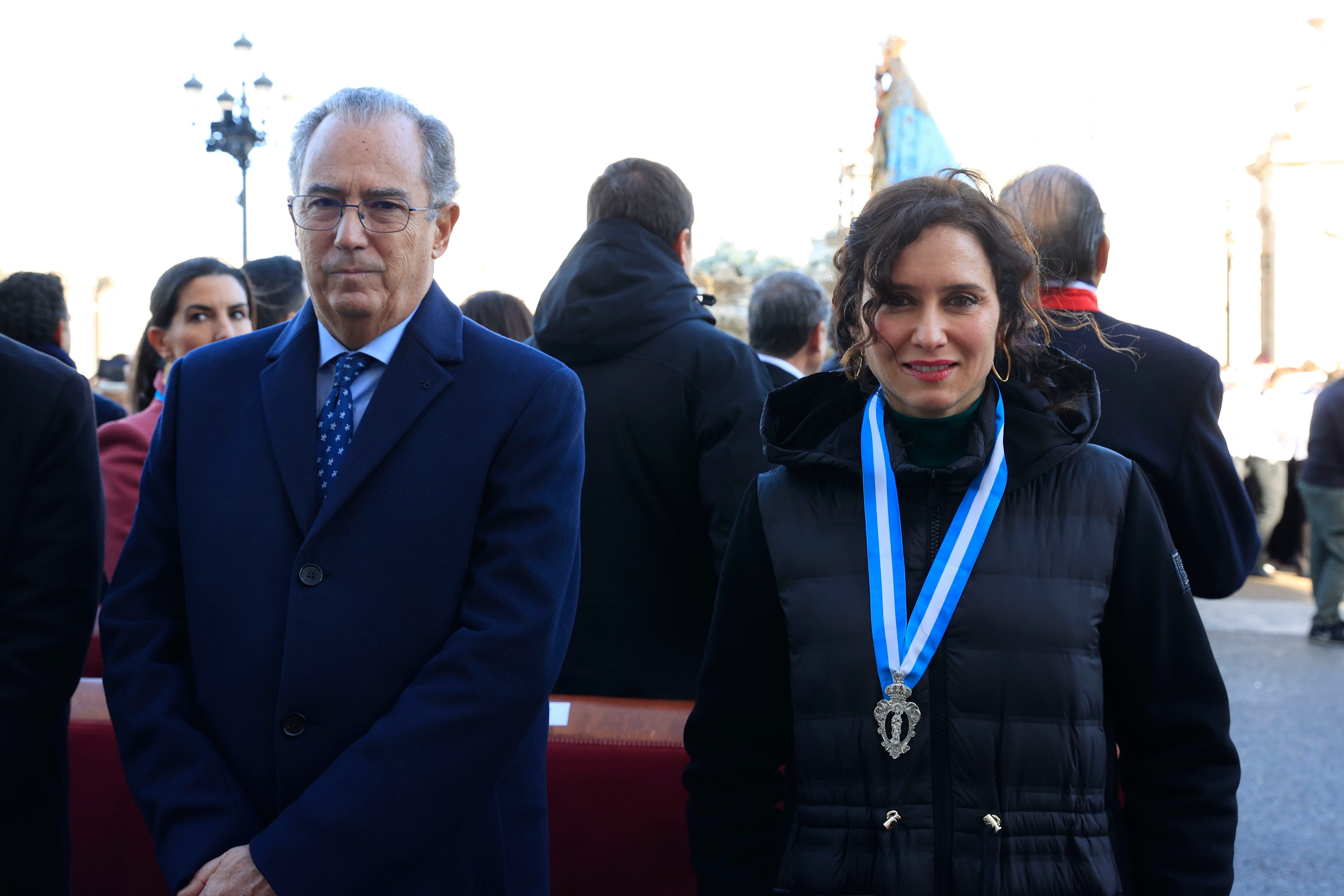 La presidenta de la Comunidad, Isabel Díaz Ayuso, y el presidente de la Asamblea, Enrique Ossorio, el 9 de noviembre, durante la celebración de La Almudena. 