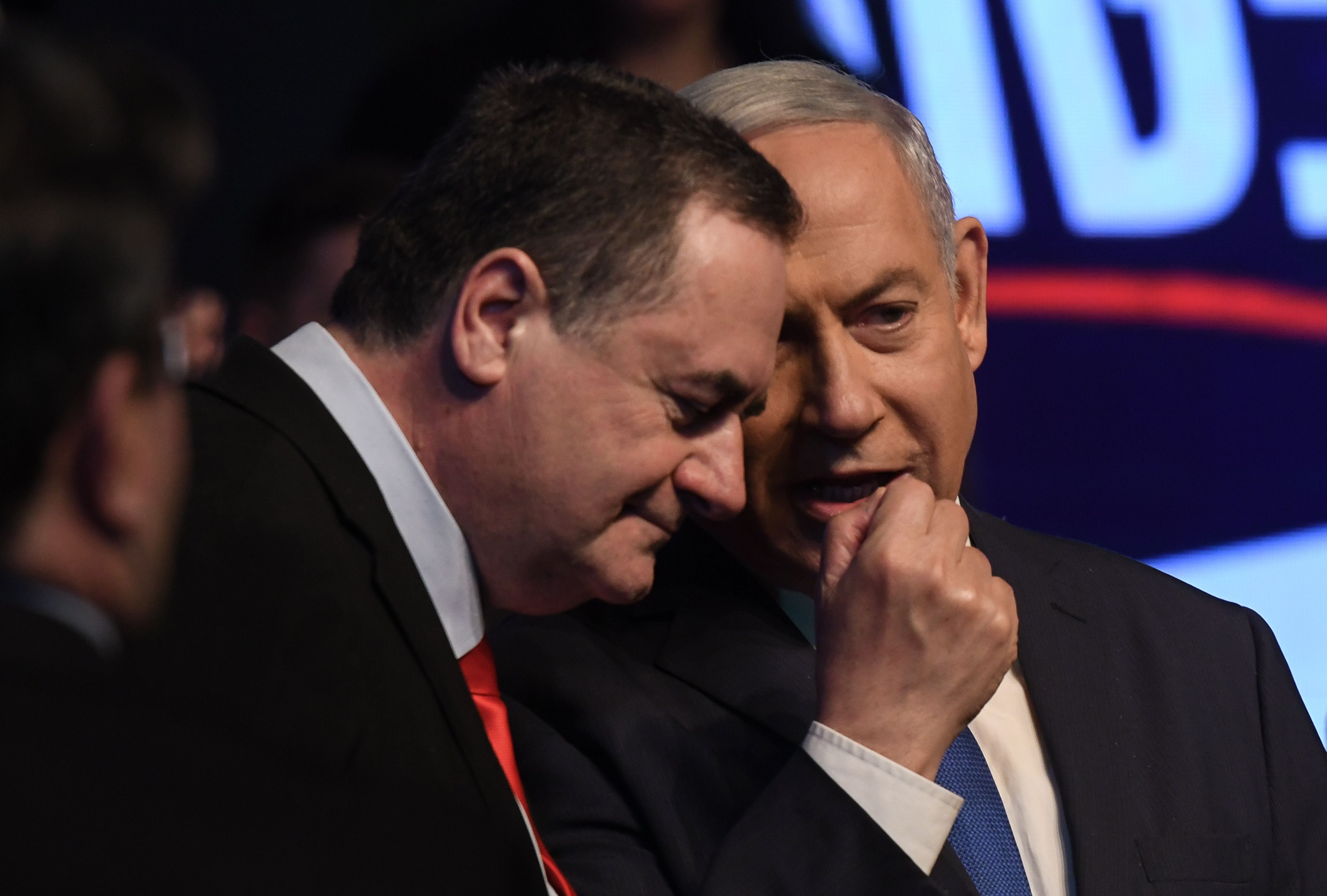 El primer ministro israelí, Benjamin Netanyahu, conversa con el hasta ahora ministro de Exteriores, Israel Katz, en una imagen de febrero de 2020.