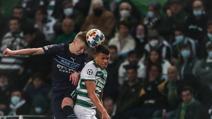 Oleksandr Zinchenko (a la izquioerda) y Matheus Nunes cabecean el balón en el partido de Champions entre Manchester City y Sporting.