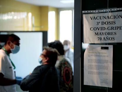 Un sanitario atiende a unos pacientes en un centro de salud de la Comunidad Valenciana.