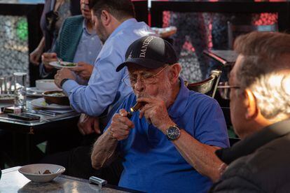 Un cliente enciende un puro en la terraza de la Cantina El Gran León de Oro, en la Ciudad de México, este martes. 