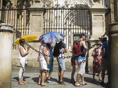 Turistas ante la catedral de Sevilla.