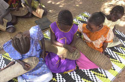 Niñas estudian el Corán en la aldea de Njangeune, en Gambia.