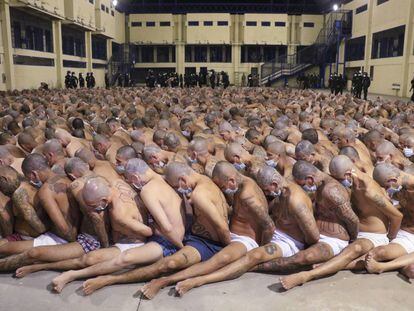 Presos con mascarillas en la cárcel de Izalco, en San Salvador, este mes de abril.