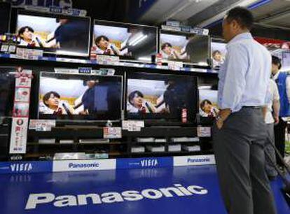 Un cliente observa las pantallas de plasma y LCD de Panasonic en una tienda en Tokio (Japón).