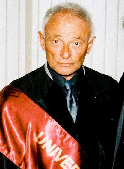 Liviu Librescu, el profesor que murió por salvar a sus alumnos en la Universidad Técnica de Virginia, en una imagen de 2000 cuando fue investido doctor 'honoris causa'