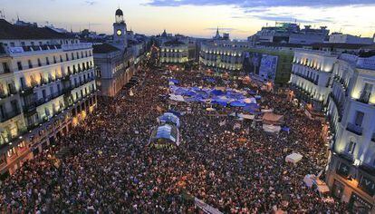 Acampada en la Puerta del Sol de Madrid el 21 de mayo de 2011, víspera de las elecciones municipales y autonómicas.