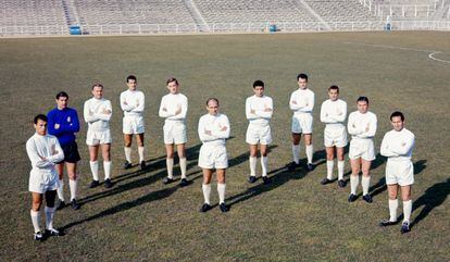 Desde la izquierda, Amancio, Vicente, Santamaría, Isidro, Zoco, Di Stéfano, Pachín, Müller, Félix Ruiz, Puskas y Gento, en una alineación del Real Madrid en 1964.