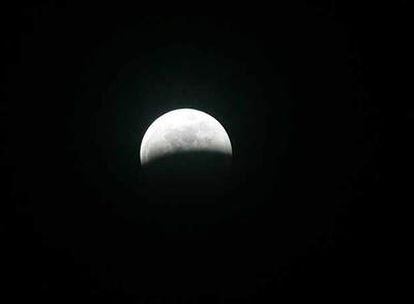 Según los expertos, hasta el año 2029 no se volverá a ver un eclipse total de Luna en condiciones tan favorables como las de esta madrugada.