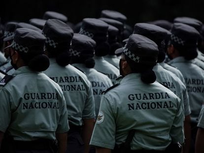 Miembros de la Guardia Nacional pasan lista en un campo militar, en agosto de 2022.