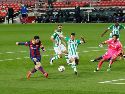 Messi, en el momento de marcar el cuarto gol del Barcelona.